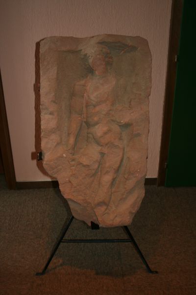 La stèle du Dieu Mercure visible à la mairie de Weyersheim ©CCBZ