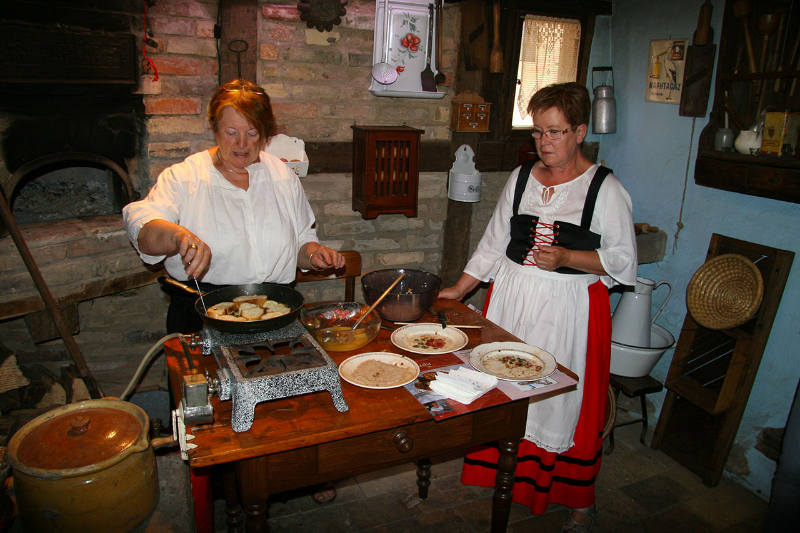 Préparation des recettes traditionnelles alsaciennes ©Commune de Weyersheim