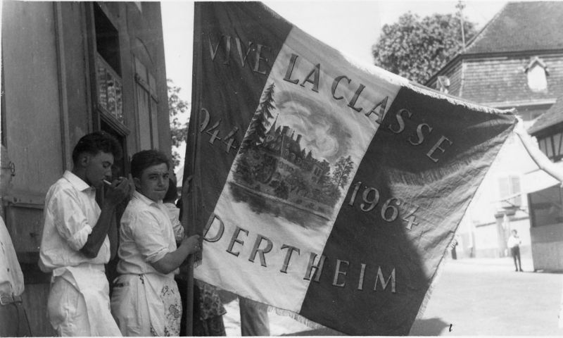 Le traditionnel drapeau décoré des conscrits de Geudertheim classe 1944-1964 ©Geudertheim, le grenier aux images, Carré Blanc Editions, 2005, coll. Mémoires de vies ® 