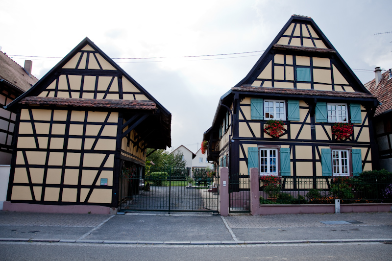 Mann et durchkreutze Raute (79 rue Baldung Giren à Weyersheim) ©Madeos