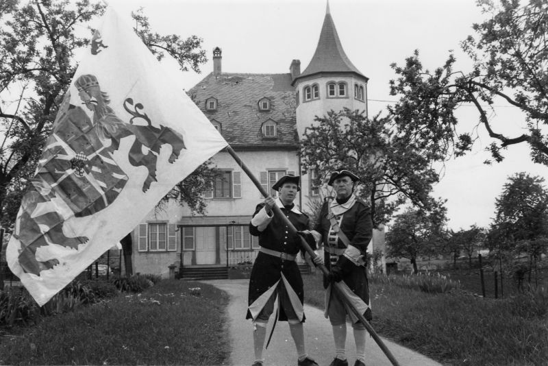 Instant patriotique devant le château de la famille de Schauenbourg ©Geudertheim, le grenier aux images, Carré Blanc Editions, 2005, coll. Mémoires de vies ® 