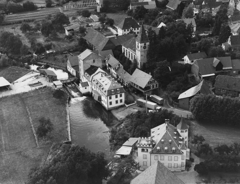 Vue aérienne sur le moulin, le château et l