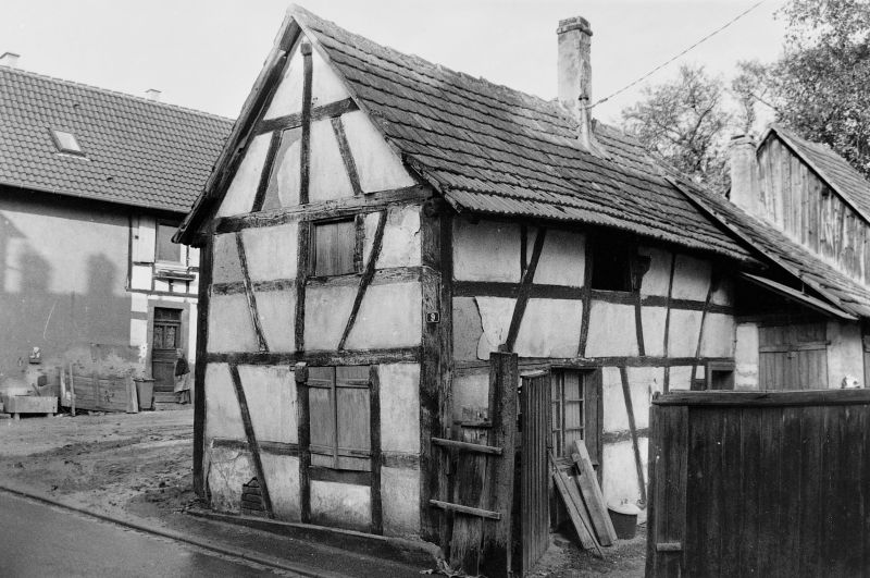 Une autre maison archaïque disparue (anciennement au 9 rue de la Montée à Geudertheim) ©Geudertheim, le grenier aux images, Carré Blanc Editions, 2005, coll. Mémoires de vies ® 