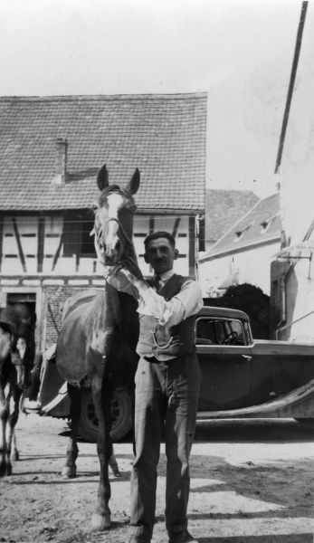 Un fils Ulrich posant avec son cheval derrière une magnifique Delage ©Geudertheim, le grenier aux images, Carré Blanc Editions, 2005, coll. Mémoires de vies ® 