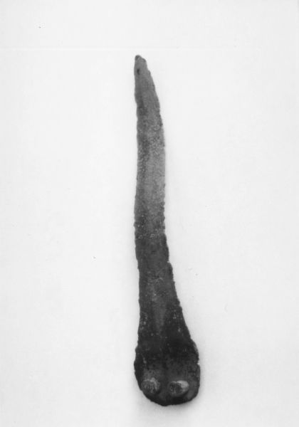 Poignard à rivets vieux de 3500 ans découvert à Geudertheim ©Geudertheim, le grenier aux images, Carré Blanc Editions, 2005, coll. Mémoires de vies ® 