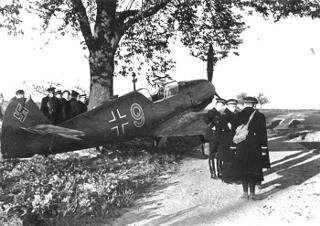 Messerschmitt 109 posé en catastrophe dans les champs de Geudertheim ©Geudertheim, le grenier aux images, Carré Blanc Editions, 2005, coll. Mémoires de vies ® 