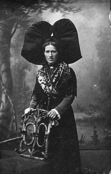 Le costume traditionnel féminin à coiffe ©Gérard Muths