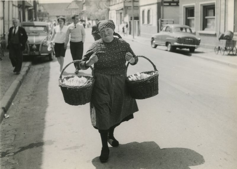 Tenue typique de nos grand-mères gasseweck et ferdi (vers 1960) ©Hoerdt, images d