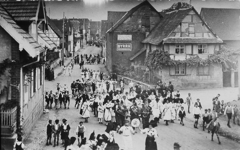 Cortège du centenaire du Messti de Geudertheim en 1936 ©Geudertheim, le grenier aux images, Carré Blanc Editions, 2005, coll. Mémoires de vies ® 
