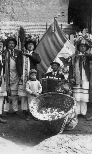 Le panier à oeufs des conscrits de Geudertheim classe 1914-1934 ©Geudertheim, le grenier aux images, Carré Blanc Editions, 2005, coll. Mémoires de vies ® 