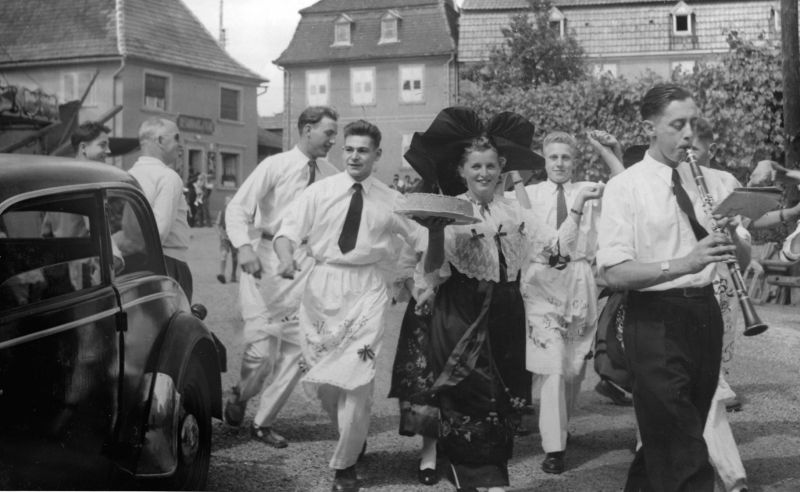 Le traditionnel gâteau du maire en musique (classe Geudertheim 1937-1957) ©Geudertheim, le grenier aux images, Carré Blanc Editions, 2005, coll. Mémoires de vies ® 