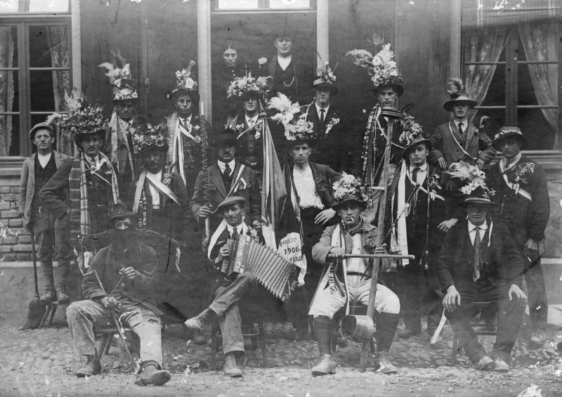 Les conscrits de Geudertheim classe 1900-1920 accompagnés du vilon du diable (Teifelsgei) ©Geudertheim, le grenier aux images, Carré Blanc Editions, 2005, coll. Mémoires de vies ® 