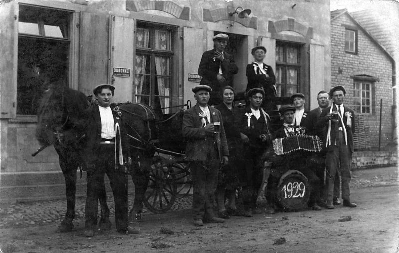 Les conscrits de Geudertheim classe 1909-1929 en bérets cette fois-ci ©Geudertheim, le grenier aux images, Carré Blanc Editions, 2005, coll. Mémoires de vies ® 