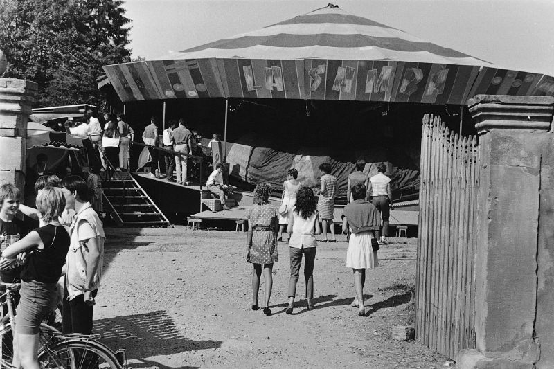 Messti rime aussi avec fête forraine (vers 1970 à Geudertheim) ©Geudertheim, le grenier aux images, Carré Blanc Editions, 2005, coll. Mémoires de vies ® 