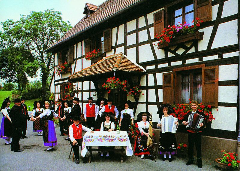 Groupe folklorique de Gries ©Gries, au fil du temps, Carré Blan Editions, 1998, coll. Mémoires de vies ® 