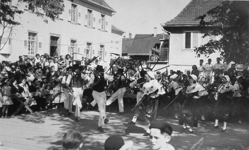 La danse des moissons (de Schneddertanz) du groupe folklorique de Geudertheim (vers 1920)  ©Geudertheim, le grenier aux images, Carré Blanc Editions, 2005, coll. Mémoires de vies ® 