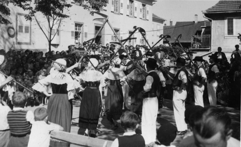 La danse des moissons (de Schneddertanz) du groupe folklorique de Geudertheim (vers 1920) ©Geudertheim, le grenier aux images, Carré Blanc Editions, 2005, coll. Mémoires de vies ® 