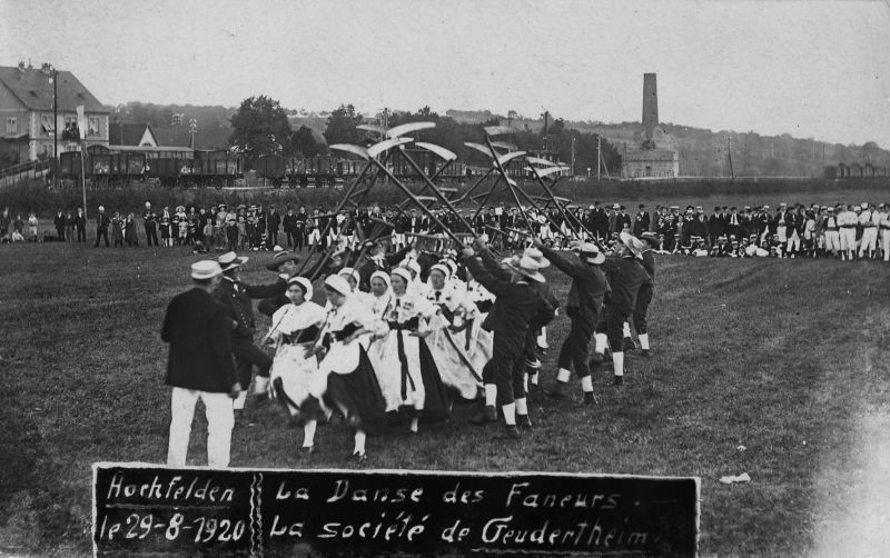 Le groupe folklorique de Geudertheim en pleine représentation (1920) ©Geudertheim, le grenier aux images, Carré Blanc Editions, 2005, coll. Mémoires de vies ® 